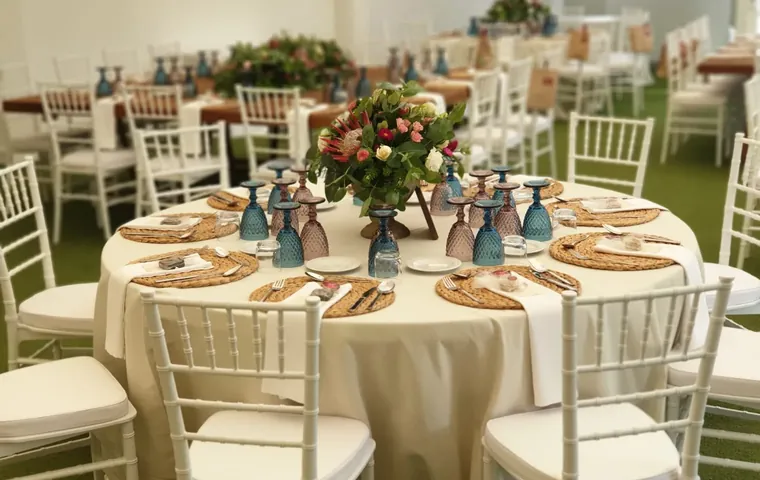 Mesas redondas montadas para el banquete de una boda en una finca de Tenerife