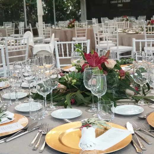Mesa de banquete de boda montada con centro floral en una finca de Tenerife