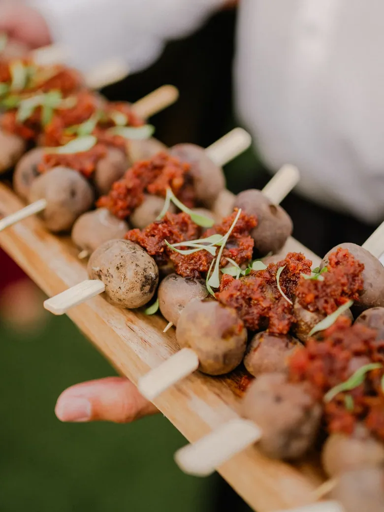 Mesa gastronómica montada para una boda en una finca de Tenerife