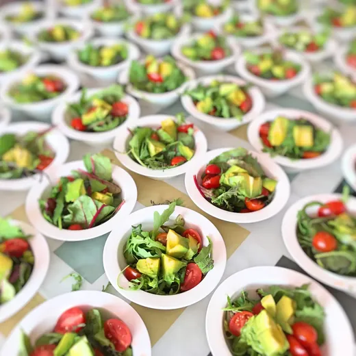 Ensaladas individuales servidas en una celebración en Tenerife