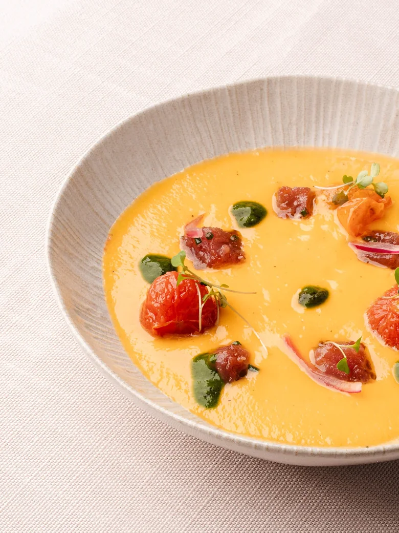 Sopa de calabaza con atún servida en una celebración en Tenerife