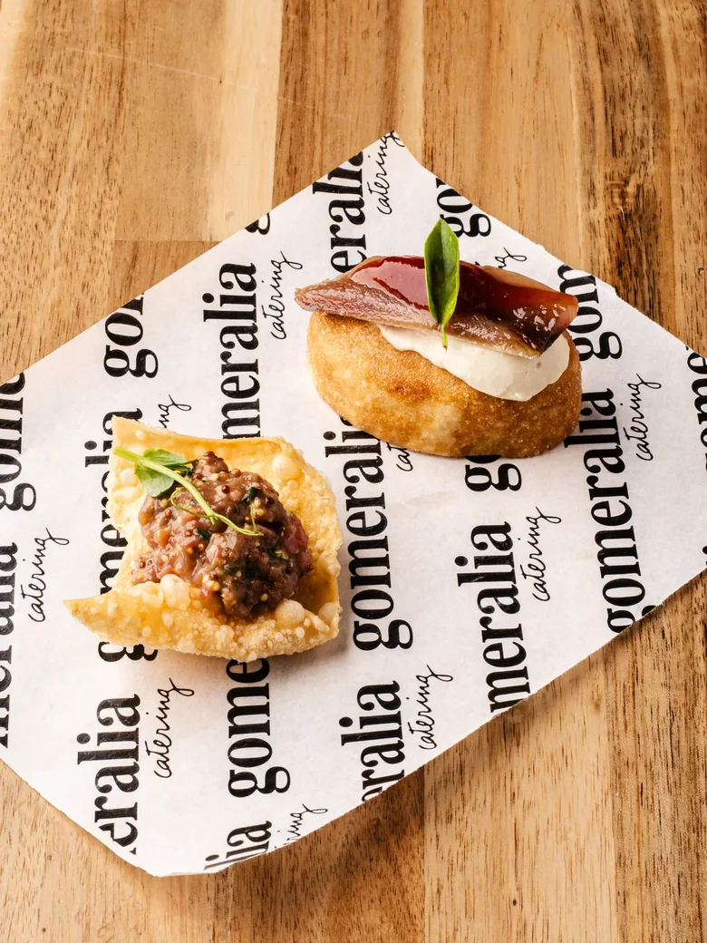 Surtido de aperitivos para un evento de empresa en Tenerife