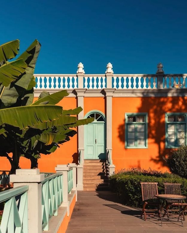 Fachada de Finca El Patio, Los Realejos, con plataneras en primer término