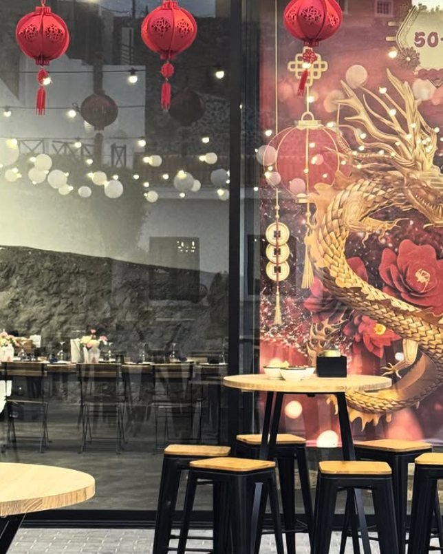 Evento con farolillos rojos y decoración oriental en Las 2 Almas, Granadilla de Abona