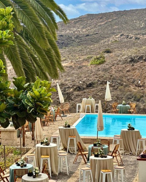 Cóctel montado junto a la piscina en Oasis de Icor, Arico