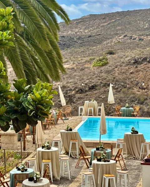 Cóctel montado junto a la piscina en Oasis de Icor, Arico