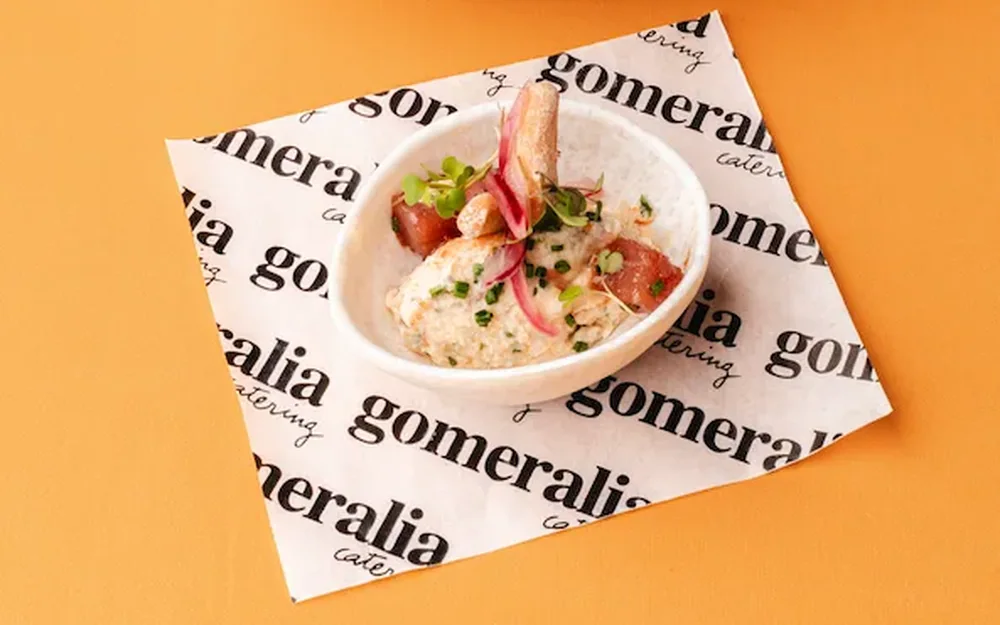 Ensaladilla servida en un evento de Gomeralia Catering en Tenerife