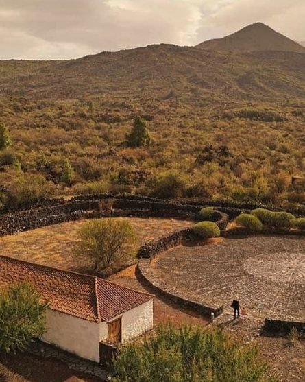 La casona y su era circular con la montaña al fondo, Santiago del Teide